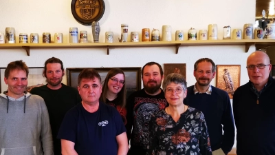 Startschuss für die Probe-Imker des Bienenzuchtvereins Sulzbach-Rosenberg. Vorsitzender Matthias Bohmann (links) und Bienenfachwart Alexander Hirschmann-Titz (rechts) freuten sich über das Interesse an der Ausbildung. (Bild: Bienenzuchtverein/exb)