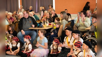 Gäste im Mehrgenerationentreff (Bild: Michael Welnhofer)