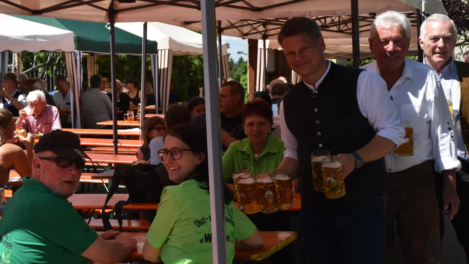 Benjamin Zeitler bedient fleißig mit beim CSU-Ortsteilfest in Tröglersricht. (Bild: Bernhard Czichon)