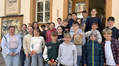 HCA-Schüler vor dem Weltladen in Sulzbach-Rosenberg (Bild: Marga Klameth)