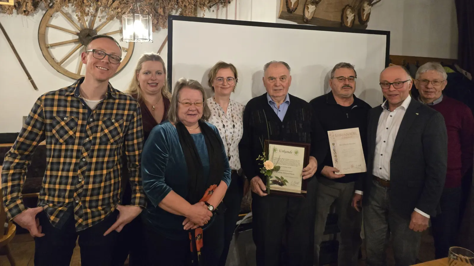  V.l.n.R 2. Vorsitzender Alexander Rosner, 1. Vorsitzende Michaela Hahn, stellv. Bezirksvorsitzende Rosa Prell, Kreisfachberaterin Maria Treiber, Ehrenvorsitzender Herbert Wolf, Bernd Renner, Kreisvorsitzender Albert Nickl, Altbürgermeister Karl Balk  (Bild: Anja Eichler )