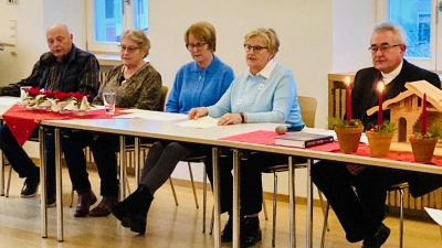 Peter und Theresia Wlach, Christine Götz, Helga Kustner und Dieter Gerstacker (v.li.n.re.) lasen besinnliche Texte (Bild: Marianne Moosburger )