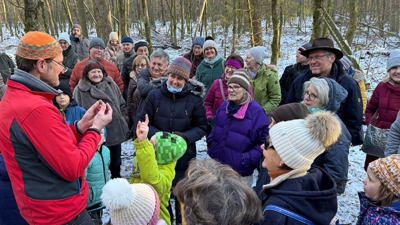 Teilnehmer lauschen spannenden Tierstories. (Bild: Stefan Frank.)