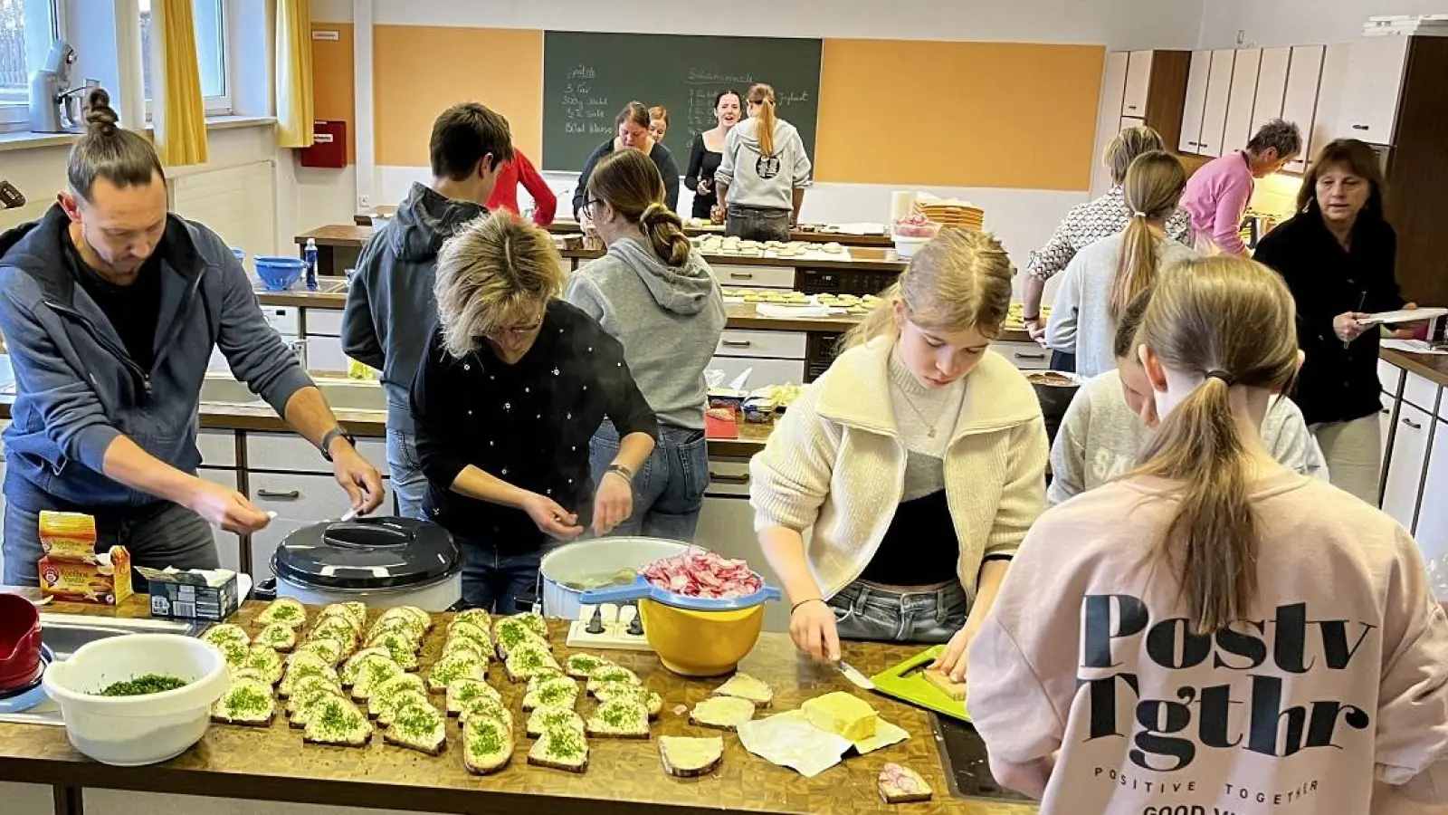 Schüler, Lehrer und Elternbeirat arbeiteten Hand in Hand um für 460 Schüler die Gesunde Pause vorzubereiten (Bild: Doris Thammer)