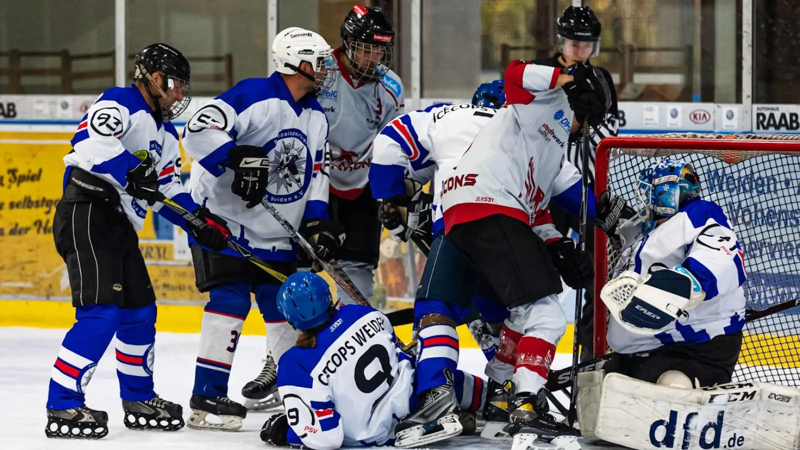 Mit vollem Einsatz kämpften sechs Polizei- und zwei Hobbyteams um den Max-Reger-Pokal der Ice-Cops Weiden. (Bild: Maximilian Göbel/exb)