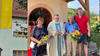 Festveranstaltung vor dem Pfarrheim und Auszeichnung des Mesners für langjähriges Ehrenamt (Bild: Reinhard Haise und Christian Maier)