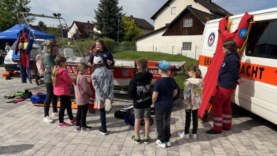  Demonstration der Wasserrettung der Wasserwacht.  (Bild: H. Holzförster/exb)