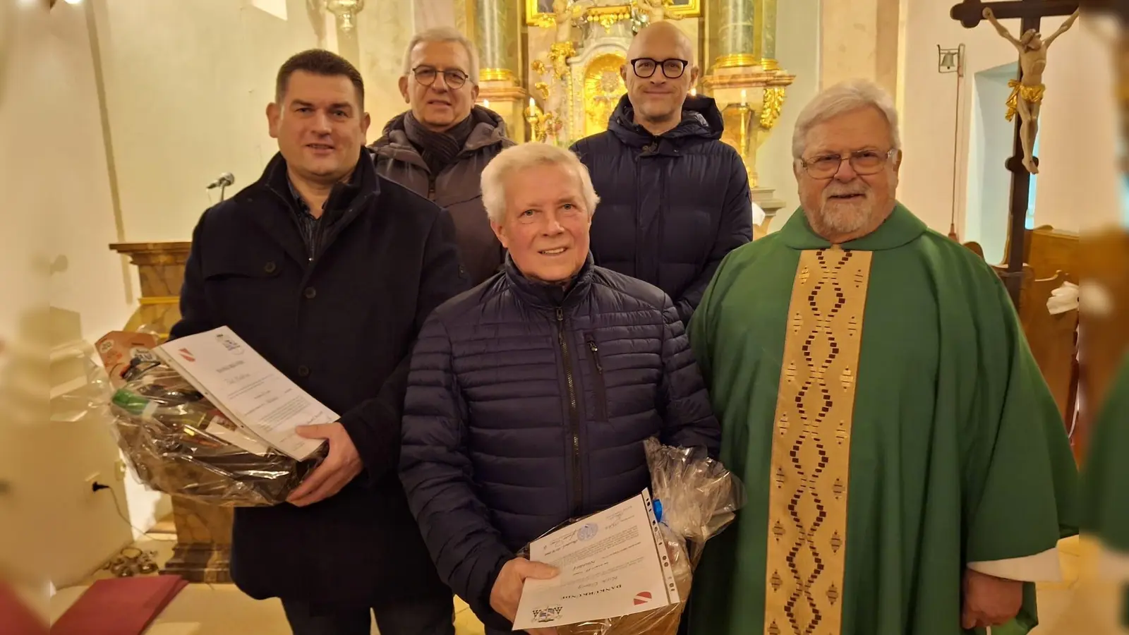 von links nach rechts zu sehen: Matthias Post, Kirchenpfleger Gerhard Hero, Georg Kick, KV-Mitglied Reiner Reisnecker, Pfarrer Arnold Pirner. (Bild: Simone Ott)