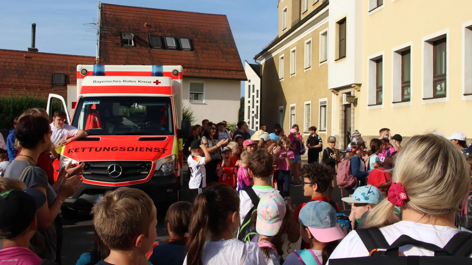 „Verein macht Schule“ – Ein Aktionstag, der bei den Schülern ankommt. Hier dürfen die Jugendlichen einen Rettungswagen besichtigen. (Bild: Petra Lettner)