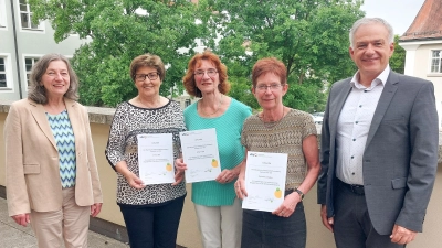 Landrat Roland Grillmeier (rechts) und Leiterin Angelika Schraml (links) dankten Christa Ott, Erika Trapp und Christine Schubert (von links) für ihre langjährige Mitarbeit im vhs-Beirat. (Bild: Wolfgang Fenzl)