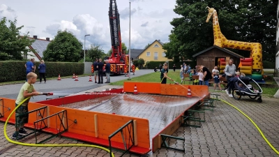 Bei den Kindern kam alles gut an, egal ob Strahlrohr-Fußball, Hüpfburg oder Drehleiter,. (Bild: Susanne Scheuerer)