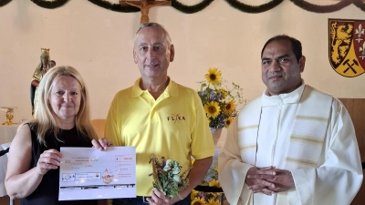 PGR-Sprecherin Annette Nübler, Herr Schmidt von FLIKA Amberg und Pfarrer Benny Joseph bei der Spendenübergabe. (Bild: Stephanie Lederer)