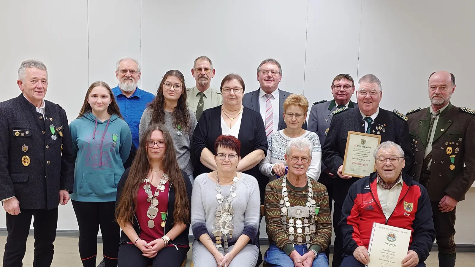 Von links, sitzend: Teichmann Carina, Uebler Elke, Hertl Alfred, Hasenstab Franz; von links, stehend: Seegerer Fritz, Stubenvoll Lilly, Pickelmann Georg, Hasler Vanessa, Specht Robert sen., Specht Claudia, 1. Bgm. Schertl Hans-Martin, Schmer Lydia, Schöpf Karl-Heinz, Moll Wolfgang, Wendl Werner. (Bild: Specht Katrin)