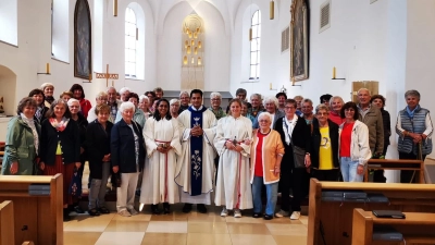 Die Pilger zusammen mit unserem Pater James nach dem Gottesdienst als Erinnerungsfoto. (Bild: Angela Kohl)