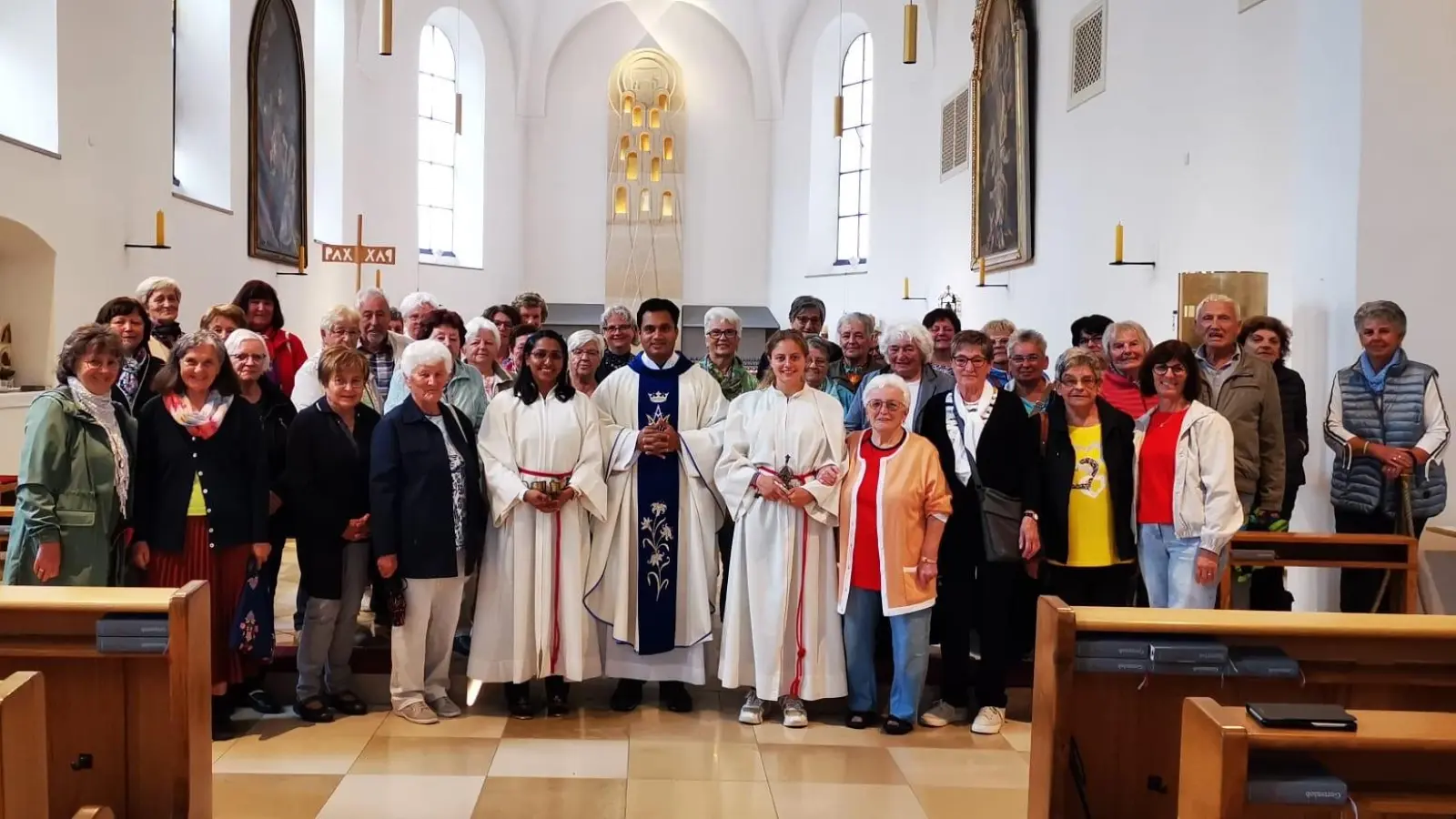 Die Pilger zusammen mit unserem Pater James nach dem Gottesdienst als Erinnerungsfoto. (Bild: Angela Kohl)