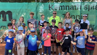 Sommer, Sonne, Tennis - Die Kinder und Betreuer nach einem erfolgreichem Schnuppertraining (Bild: Julia Holzner)