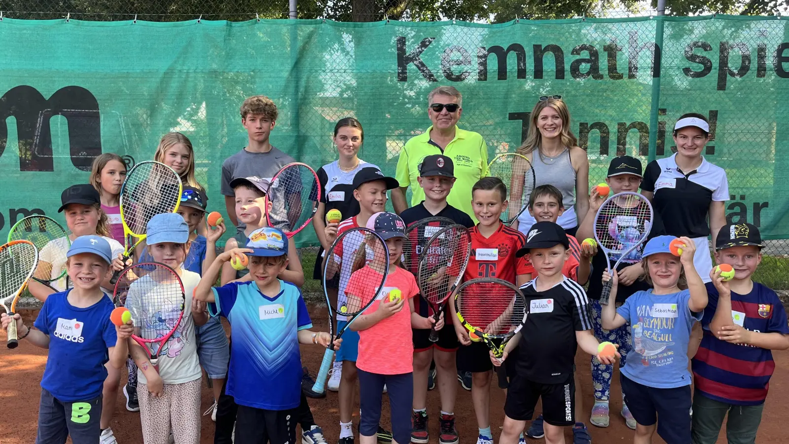 Sommer, Sonne, Tennis - Die Kinder und Betreuer nach einem erfolgreichem Schnuppertraining (Bild: Julia Holzner)