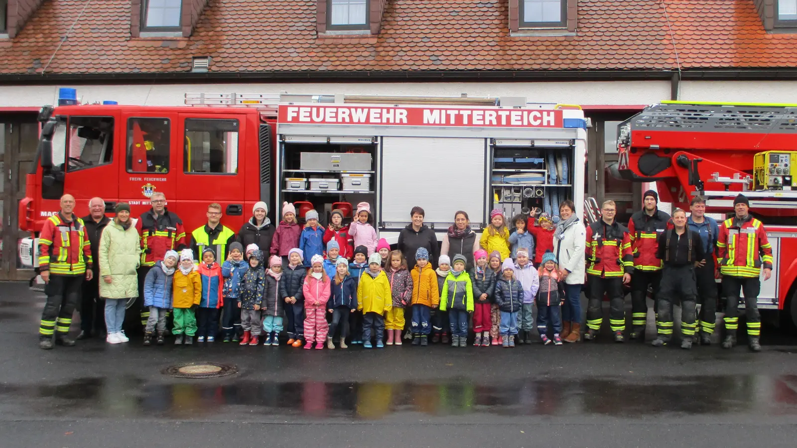 Die Mädchen und Buben des Kinderhauses „Die kleinen Hankerler” statteten der Feuerwehr Mitterteich einen Besuch ab. (Bild: Kinderhaus "Die kleinen Hankerler"/exb)