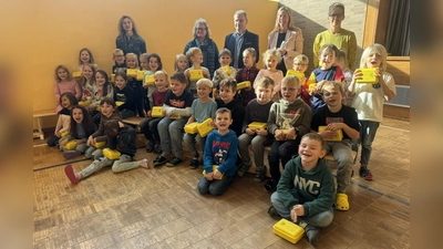 Die Kinder der ersten Klassen der Grundschule Windischeschenbach freuen sich gemeinsam mit ihren Klassenleiterinnen Verena Ellert und Michaela Pöllath, Projektmanagerin Eva Gibhardt, Schulleiterin Annette Spreitzer und Bürgermeister Karlheinz Budnik über ihre neuen Bio-Brotboxen. (Bild: Monika Oppl)