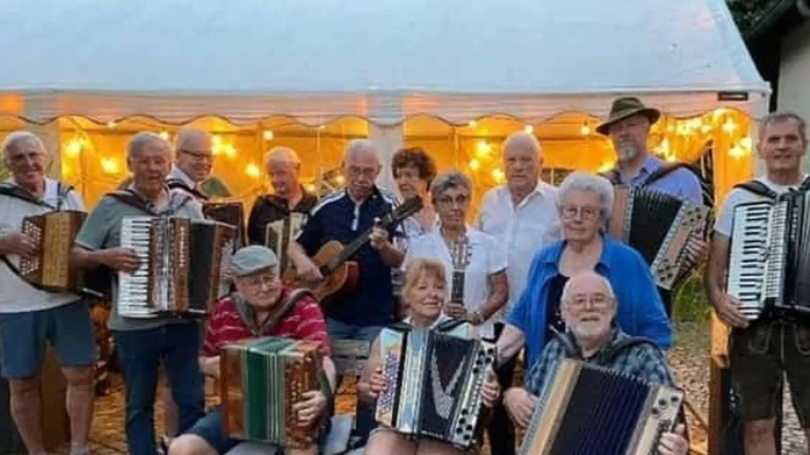 Begeisterte Musiker und Musikerinnen beim „Open-Air” im Garten der Wirtsleute in Kondrau. (Bild: Regina Zeitler)