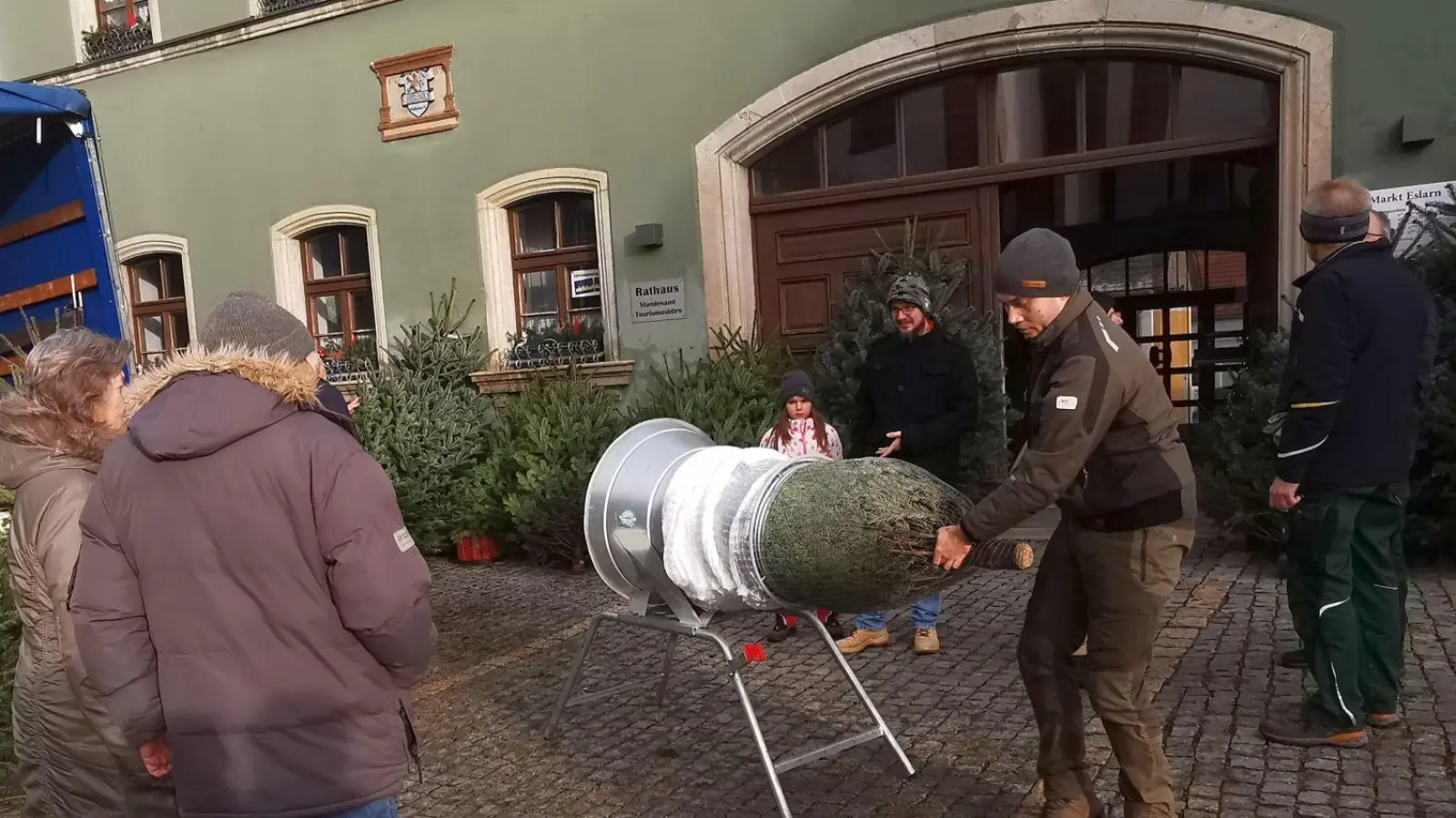 Die Christbaum-Verkaufsaktion des Fischereivereins wurde ein voller Erfolg. (Bild: Karl Ziegler)