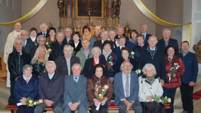 In der Kirche wurde nach dem Gottesdienst mit den Ehepaaren und Pfarrer Markus Nees die Gruppenaufnahme gemacht. (Bild: Bernadette Oppl)