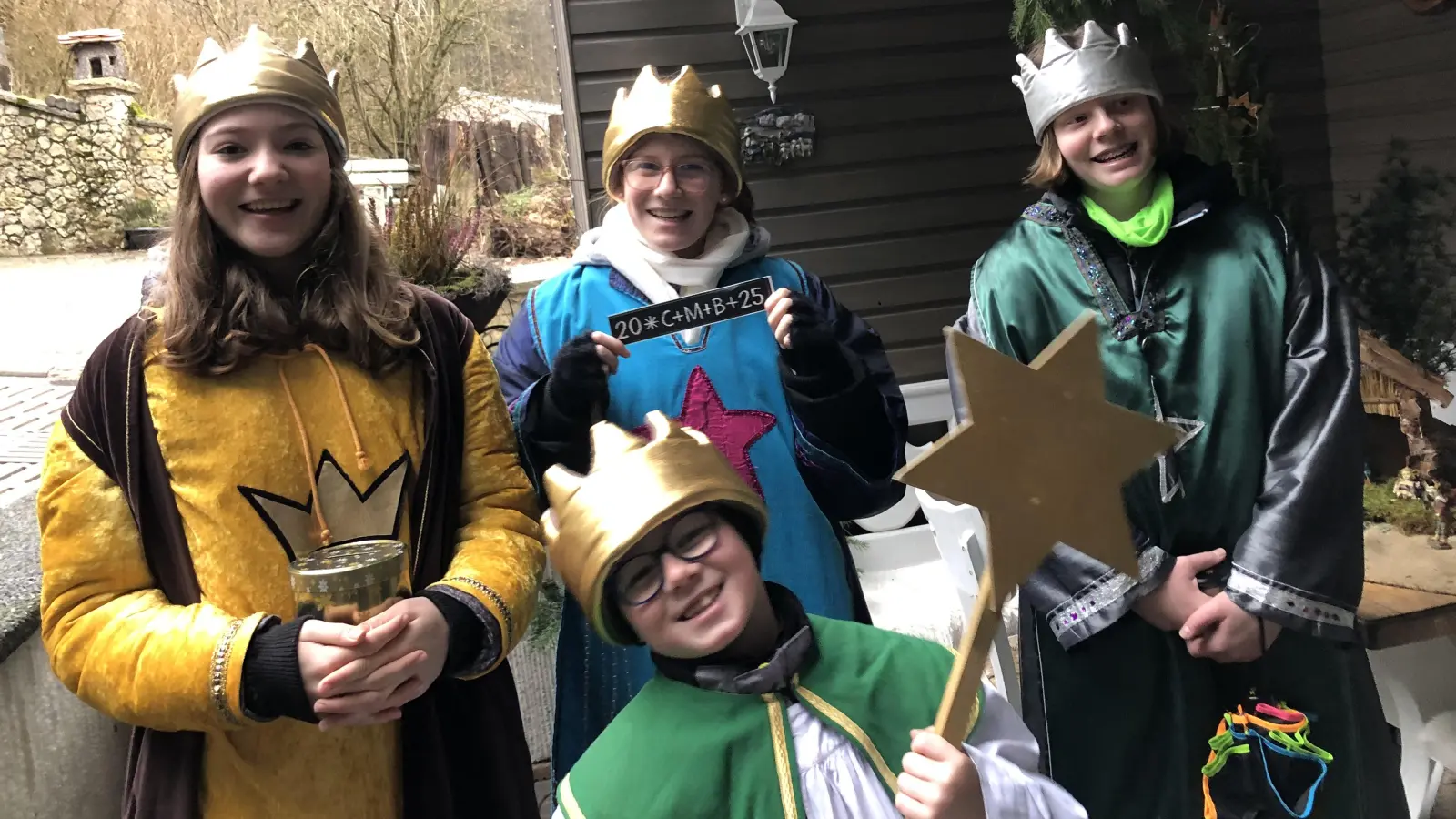 Sternsinger unterwegs in Hirschbach. (Bild: Pauline Regler)