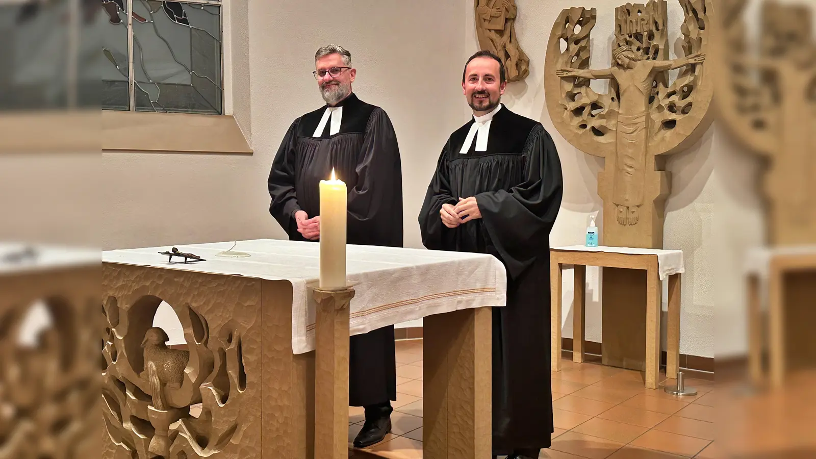 Die beiden Geistlichen Marcio Trentini und Stefan Fischer feierten in der katholische Wolfgangskirche an der Grenzen ihrer beiden Kirchengemeinden einen Abendgottesdienst  (Bild: Heidi Kurz)