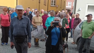 Der erste Weg führte die Teilnehmenden zum Kemnather Musikeum, bevor sie zu den Wanderungen aufbrachen.<br> (Bild: Anton Heindl/exb)