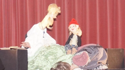 Theater geht auch mit Füßen: Rumpelstilzchen in der Version von Anne Klinge (Bild: Holger Hassel)