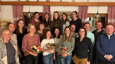 Für langjährige Mitglieder des Chores gab es in einer internen Feier Urkunden. Der besondere Dank von Pfarrer Markus Bruckner und Leiterin Stefanie Wöhrl galt Kristina Deubzer, Susanne Griener und Nicole Seidl (vorne von rechts), die von Anfang an als Sängerinnen dabei sind. (Bild: Thomas Seidl)