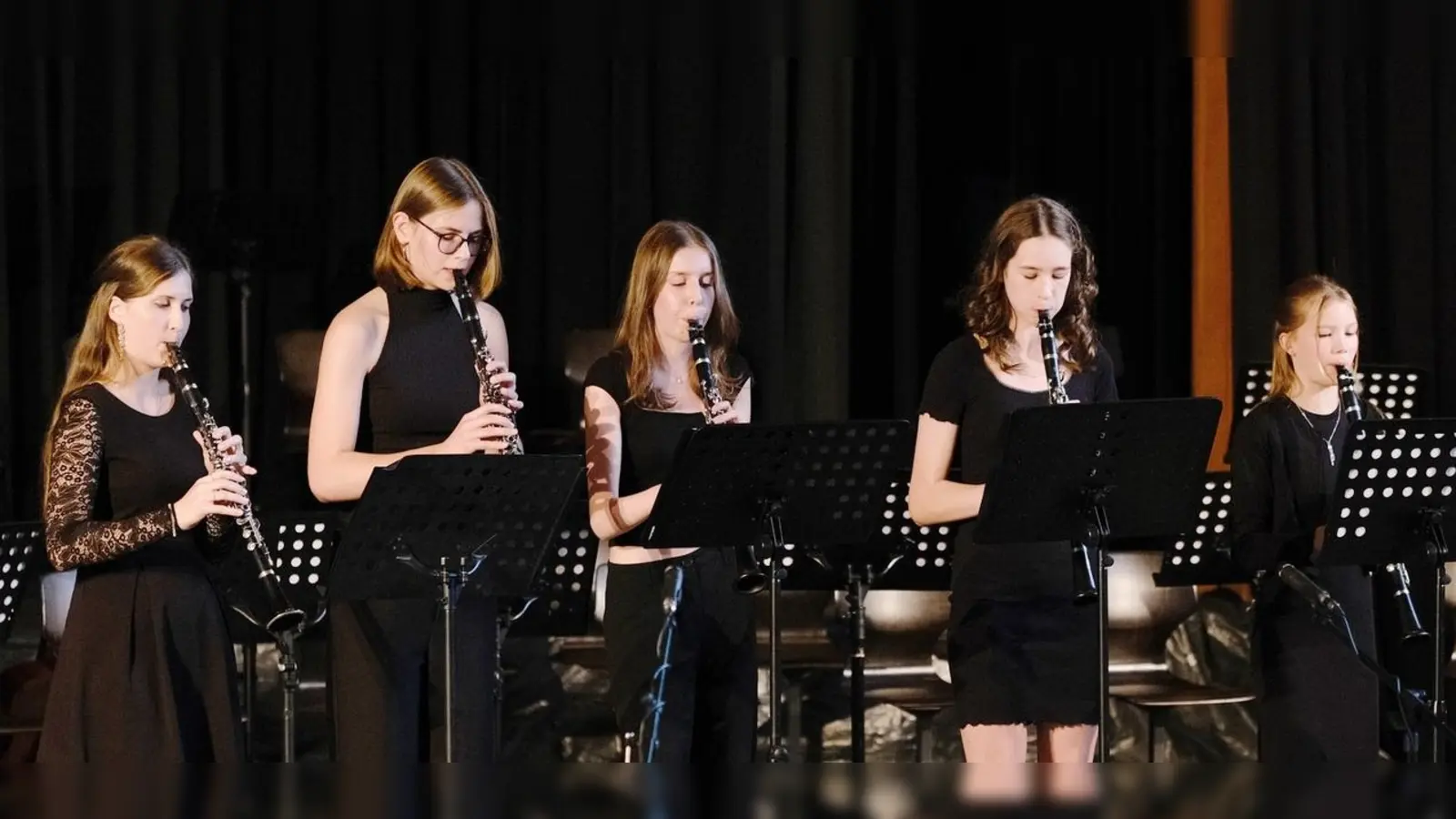 Beim Sommerkonzert des Nabburger Gymnasiums zeigte das Klarinettenensemble zwischen der „Rockparty“ von Bertrand Moren und Walzer Nr. 2 von Dmitri Schostakowitsch eine beeindruckende stilistische Bandbreite.  (Bild: Wolfgang Schrüfer)