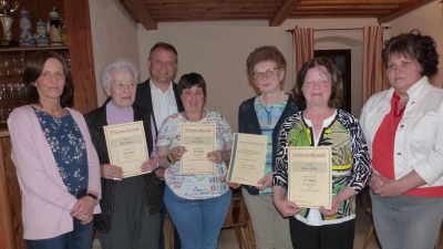 Vizevorsitzende Manuela Weißenburger ehrte Rita Bamler, Eva Braun, Maria Roth und Anita Kleber mit Vorstandsmitglied Kerstin Rieder (von links) im Beisein von Bürgermeister Anton Kappl. (Bild: Sieglinde Schärtl)