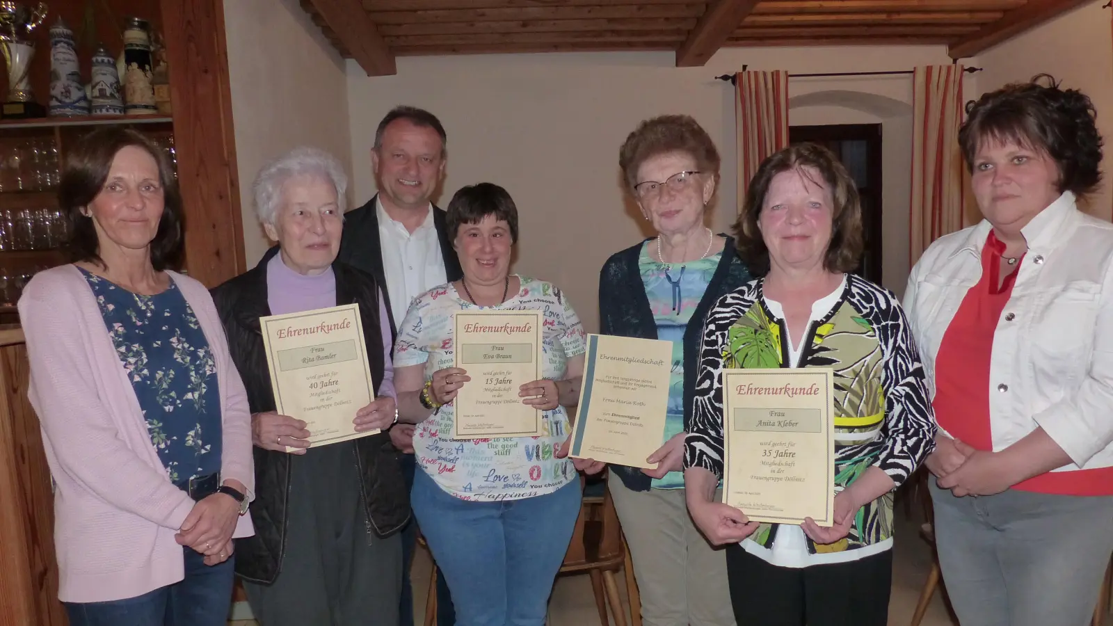 Vizevorsitzende Manuela Weißenburger ehrte Rita Bamler, Eva Braun, Maria Roth und Anita Kleber mit Vorstandsmitglied Kerstin Rieder (von links) im Beisein von Bürgermeister Anton Kappl. (Bild: Sieglinde Schärtl)