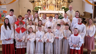 14 Mädchen und Buben feierten mit Pfarrer Herbert Rösl und den Ministranten in der Teunzer Pfarrkirche ihre Erstkommunion. Mit im Bild: Lehrerin Alexandra Heidler (vorne rechts) und Mesnerin Elfriede Krone (hinten links). (Bild: Tobias Krafczyk )