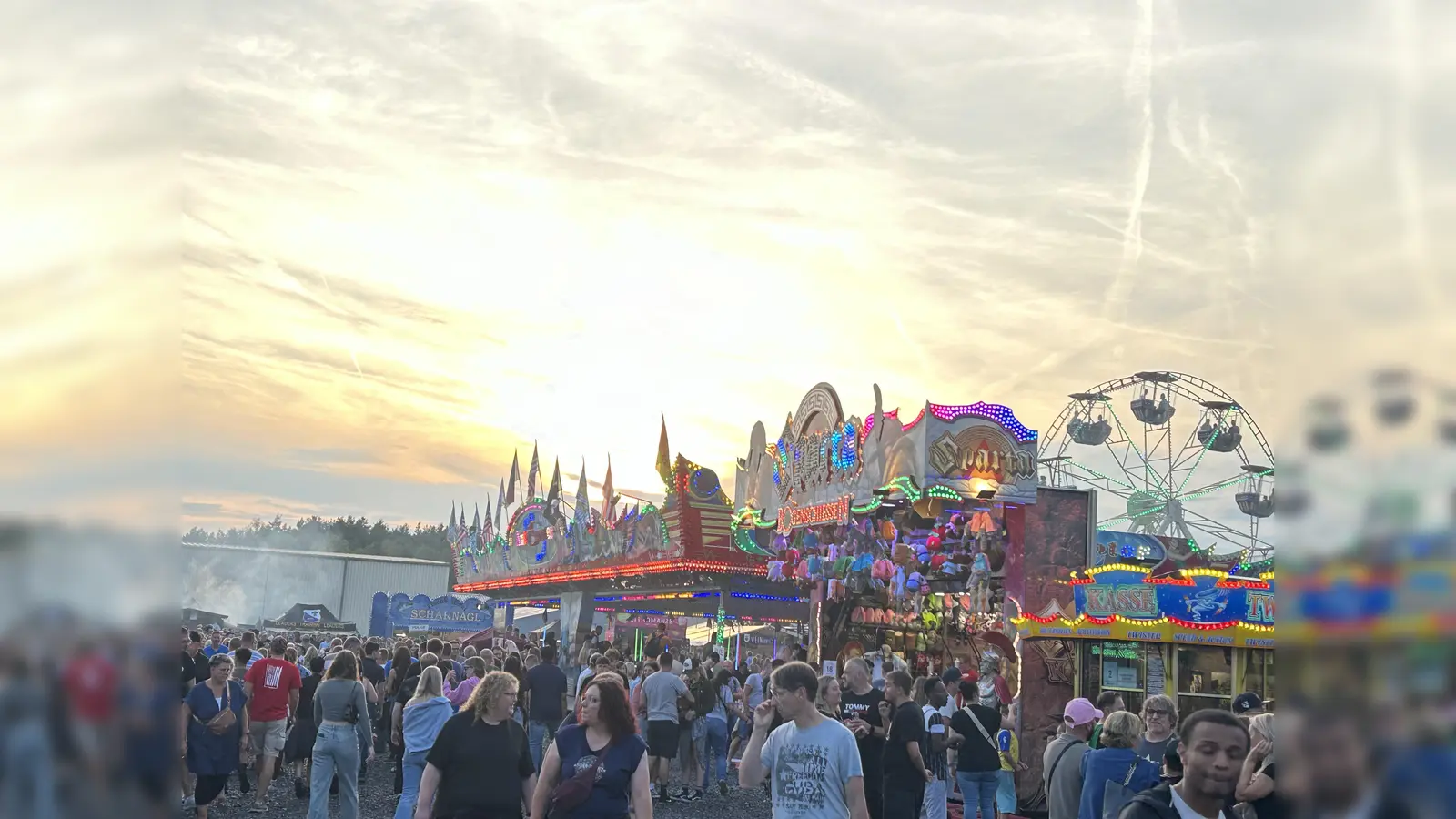 Feiern und Gutes tun: Der Festplatz in Grafenwöhr wird vom 1. bis 3. August 2025 zum Treffpunkt für den „Bavarian-American Way of Life” mit sozialem Mehrwert. Jeder Besuch im Weinzelt und die Nutzung des Shuttle-Services unterstützen die wichtigen Hilfsprojekte des DAGA e.V. (Bild: Deutsch-Amerikanischer Gemeinsamer Ausschuss e.V., Grafenwöhr)