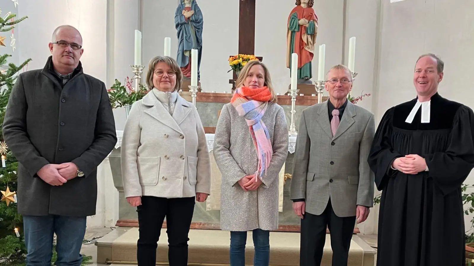 Chorleiterin Katrin Seidl und Pfarrer Matthias Weih würdigten das langjährige Engagement von Robert Braun, Claudia Scheidler und Ludwig Luber für den Posaunenchor Kaltenbrunn. Nicht im Bild: Wolfgang Braun (Bild: Christian Seidl)