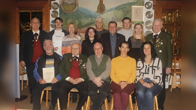 Die treuen und verdienten Mitglieder der Adlerschützen können noch weitere Jahre im Verein „sammeln”. Den Verantwortlichen um Schützenmeister Alois Lukas (stehend rechts) ist es gelungen, die drohende Vakanz des Schatzmeisterpostens abzuwenden.  (Bild: luk)