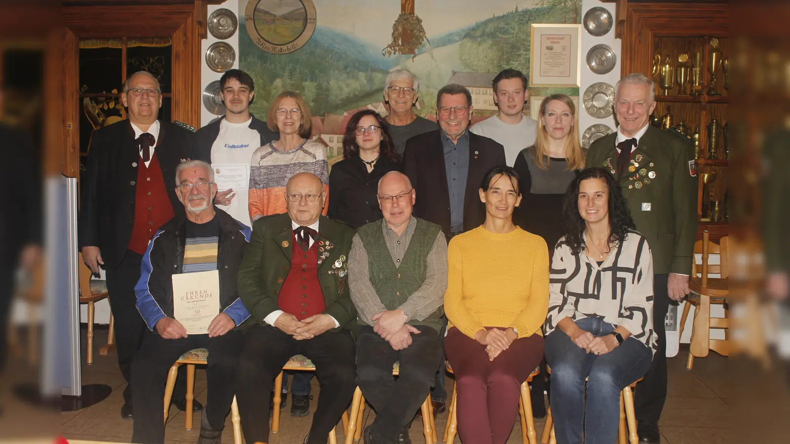 Die treuen und verdienten Mitglieder der Adlerschützen können noch weitere Jahre im Verein „sammeln”. Den Verantwortlichen um Schützenmeister Alois Lukas (stehend rechts) ist es gelungen, die drohende Vakanz des Schatzmeisterpostens abzuwenden.  (Bild: luk)