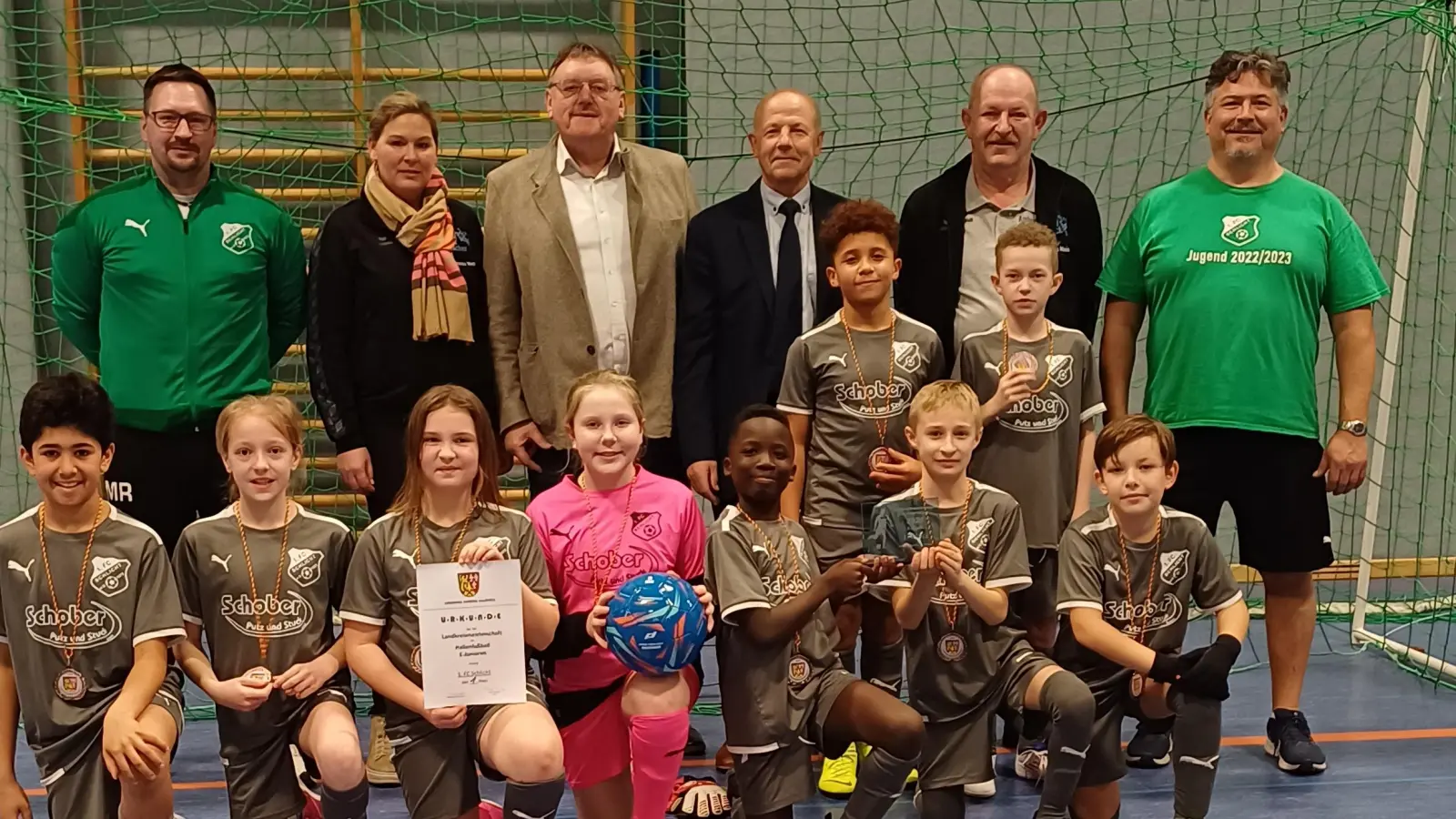 Hinten v.l.: Manuel Rittner (Trainer 1. FC Schlicht), Stephanie Winter (Sportförderung Landkreis), Bürgermeister Hans-Martin Schertl (Stadt Vilseck), Günter Simmerl (Conrad-Sportförderung), Klaus Meier (BFV-Kreisjugendleiter Amberg-Weiden), William Ambrose (Trainerassistent 1. FC Schlicht) (Bild: Klaus Meier)