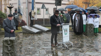 „Nur wer erinnert, kann aus der Vergangenheit lernen”, sagt Bürgermeister Markus Bauriedl in seiner Rede zum Volkstrauertag in Waidhaus. (Bild: pi)