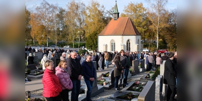 Der Friedhofsbesuch zu Allerheiligen zum Gedenken an die verstorbenen Angehörigen gehört auch in Eschenbach zur Tradition. Eingebunden ist der Gräberbesuch in eine feierliche Andacht mit Gräbersegnung. (Bild: do)