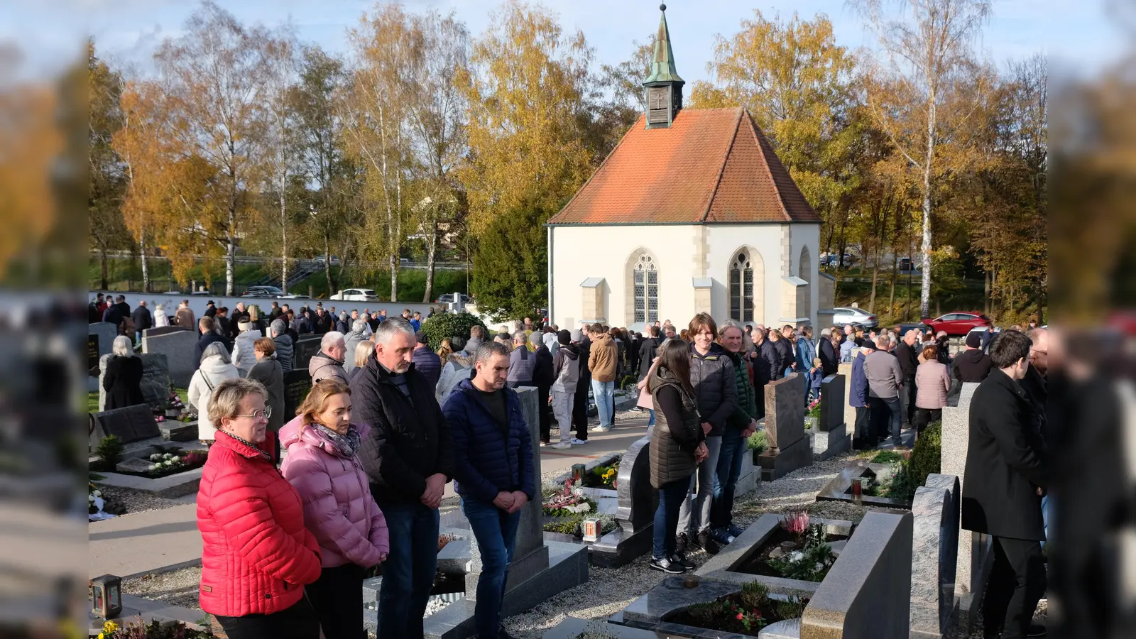 Der Friedhofsbesuch zu Allerheiligen zum Gedenken an die verstorbenen Angehörigen gehört auch in Eschenbach zur Tradition. Eingebunden ist der Gräberbesuch in eine feierliche Andacht mit Gräbersegnung. (Bild: do)