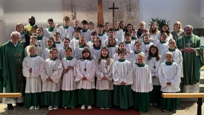 Ministranten der Pfarreiengemeinschaft mit Pfarrer Markus Ertl, Pfarrvikar Bonaventure Ukatu, Pfarrer i. R. Georg Hartl und Vertretern der verschiedenen Kirchenstiftungen  (Bild: Maria Kiener )