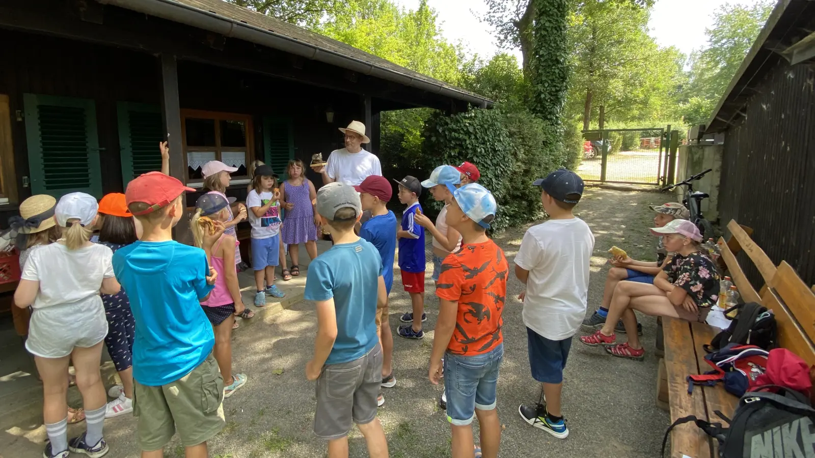 Naturpark-Ranger Heiko Hoffmann beim Kinderferienprogramm (Bild: Bernd Reil)