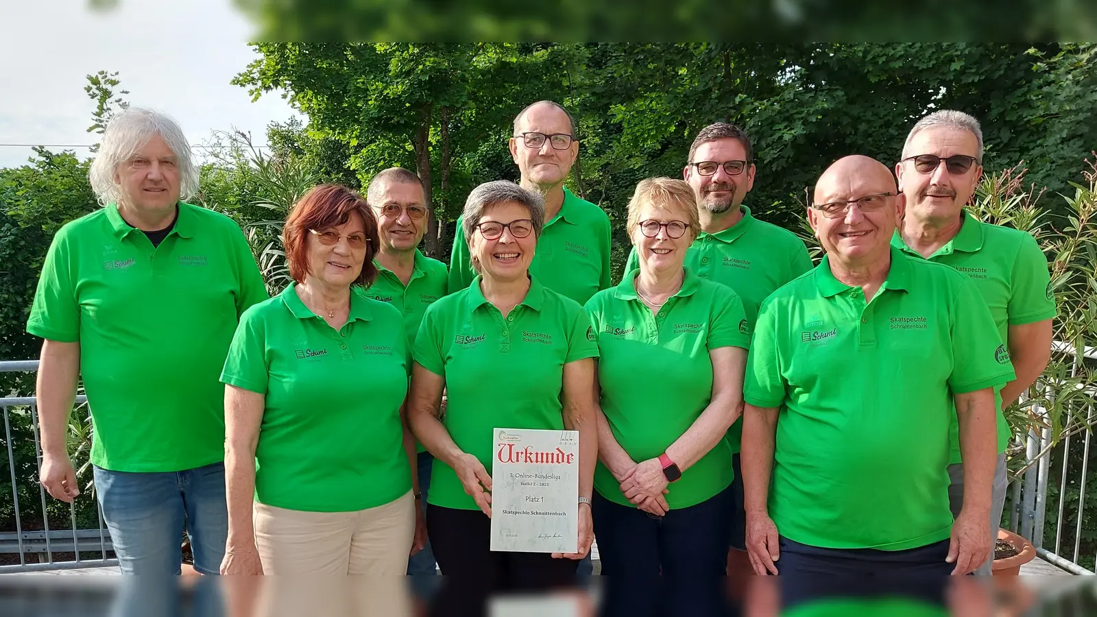 Beiliegendes Bild zeigt die Teilnehmer der Landesliga und die Sieger der Online-Bundesliga. hintere Reihe von li nach re: Marco Haller, Peter Stingl, Reinhold Sendelbeck, Dirk Spinnler, Karl Herrmann vordere Reihe von li nach re: Maria Bäumler, Luzia Stingl, Andrea Herrmann, Dieter Bücherl (Bild: Michael Müller)