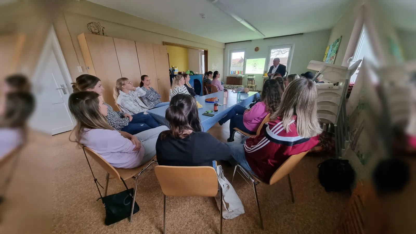 Zu einem Infoabend über die Erste Hilfe am Kleinkind hatten die Krabbelgruppen Mitterteich eingeladen. (Bild: Sandra Panitzek/exb)