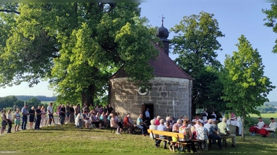 Ein Gottesdienst im Freien war Anziehungspunkt für viele Gläubige beim Patrozinium der Dreifaltigkeitskapelle (Bild: Gerhard Löckler)