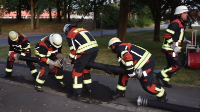 Das Kuppeln der Saugleitung klappt wie am Schnürchen. (Bild: Tanja Pflaum)