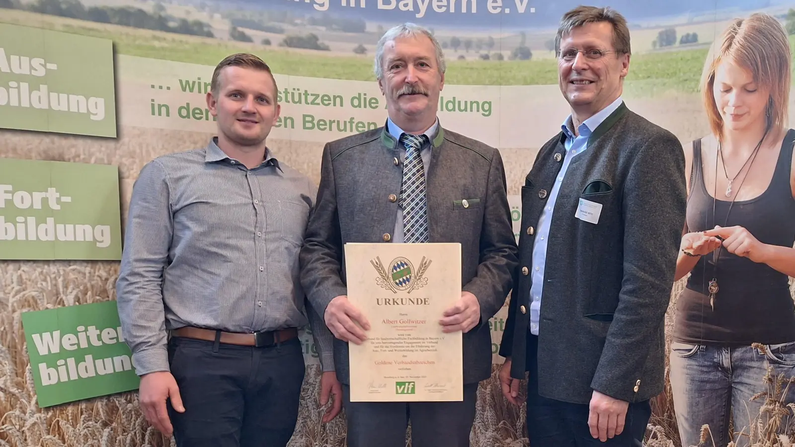 Albert Gollwitzer (Mitte) freut sich über das Goldene Verbandsabzeichen, das ihm VLF-Geschäftsführer Reinhold Witt (rechts) überreicht. Auch Weidens VLF-Vorsitzender Josef Marzi gratuliert. (Bild: Reinhold Witt/exb)